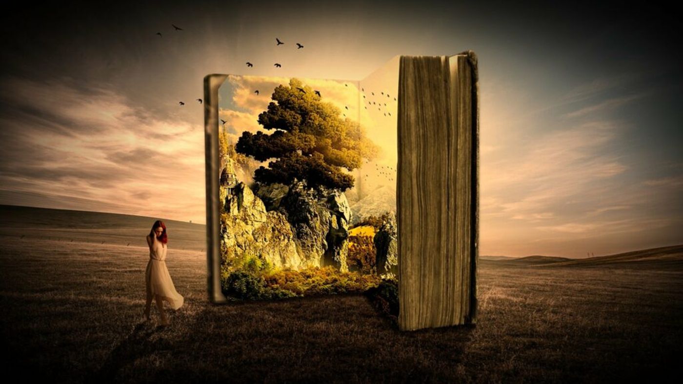 Livre ouvert sur un paysage imaginaire